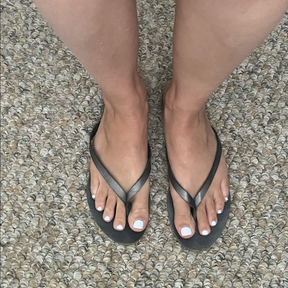 Loft Leather Grey Metallic flip flops